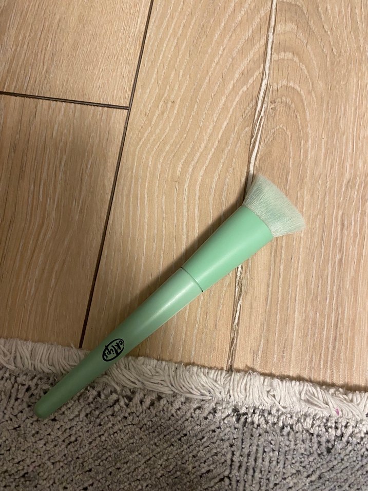 eklips fondöten fırçası ve kırmızı dudak kremi - Görsel 2