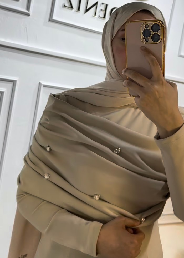 Uzun Beyaz Drape Detaylı Tesettür Abiye - Görsel 3