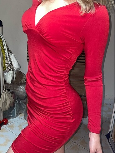Kırmızı önü drape elbise