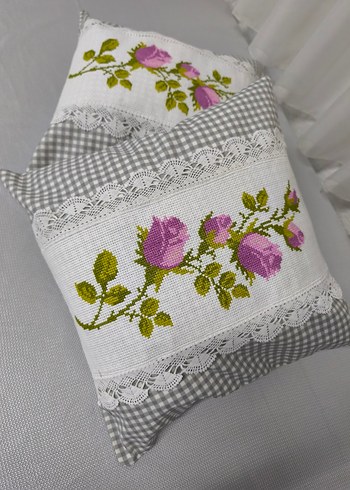 Pembe Nakışlı Gri Kareli Yastık Kılıfı - Görsel 3