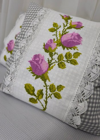 Pembe Nakışlı Gri Kareli Yastık Kılıfı - Görsel 2