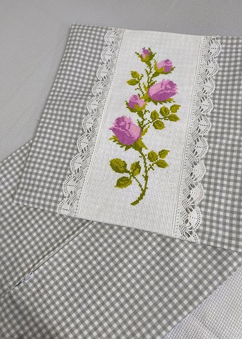 Pembe Nakışlı Gri Kareli Yastık Kılıfı - Görsel 5