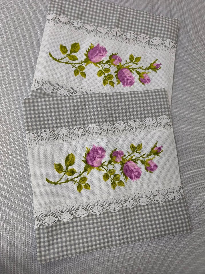 Pembe Nakışlı Gri Kareli Yastık Kılıfı - Görsel 4