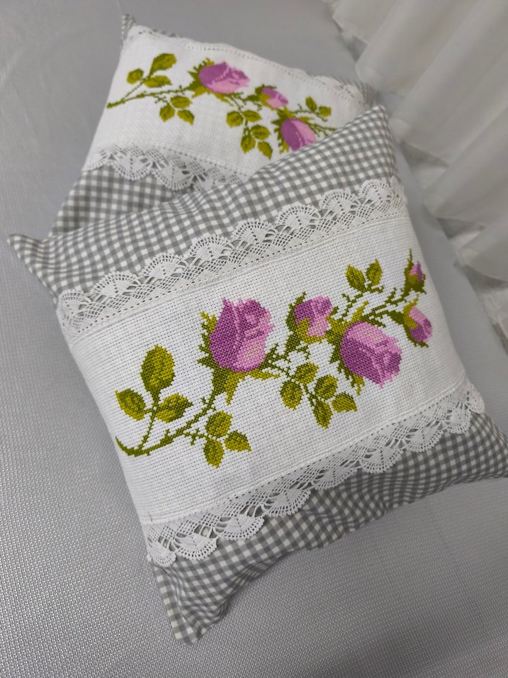 Pembe Nakışlı Gri Kareli Yastık Kılıfı - Görsel 3