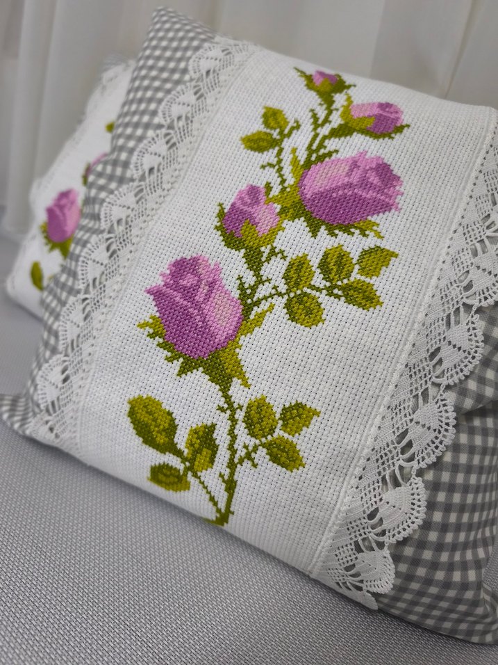 Pembe Nakışlı Gri Kareli Yastık Kılıfı - Görsel 2