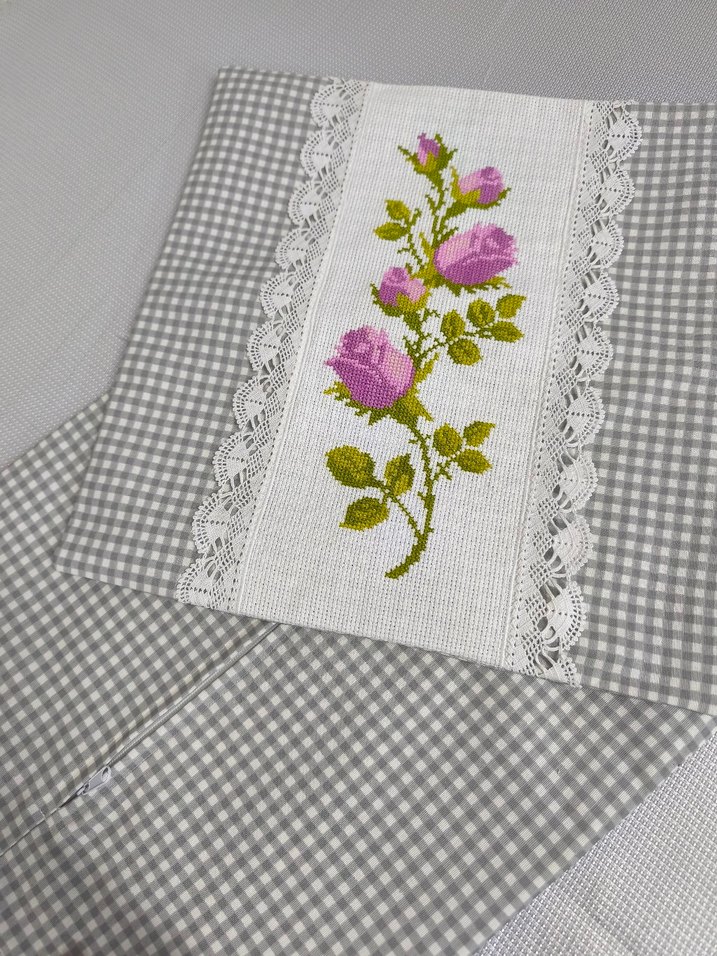 Pembe Nakışlı Gri Kareli Yastık Kılıfı - Görsel 5