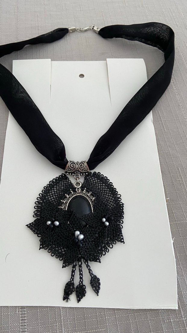 Uzun Siyah Dantel Nakışlı Gotik Kolye - Görsel 2