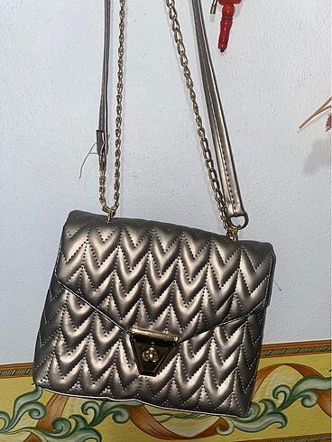 Gri topuklu ayakkabı ve çanta kombinasyonu - Görsel 5