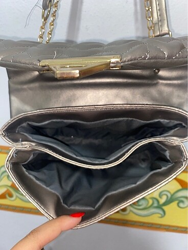 Gri topuklu ayakkabı ve çanta kombinasyonu - Görsel 6