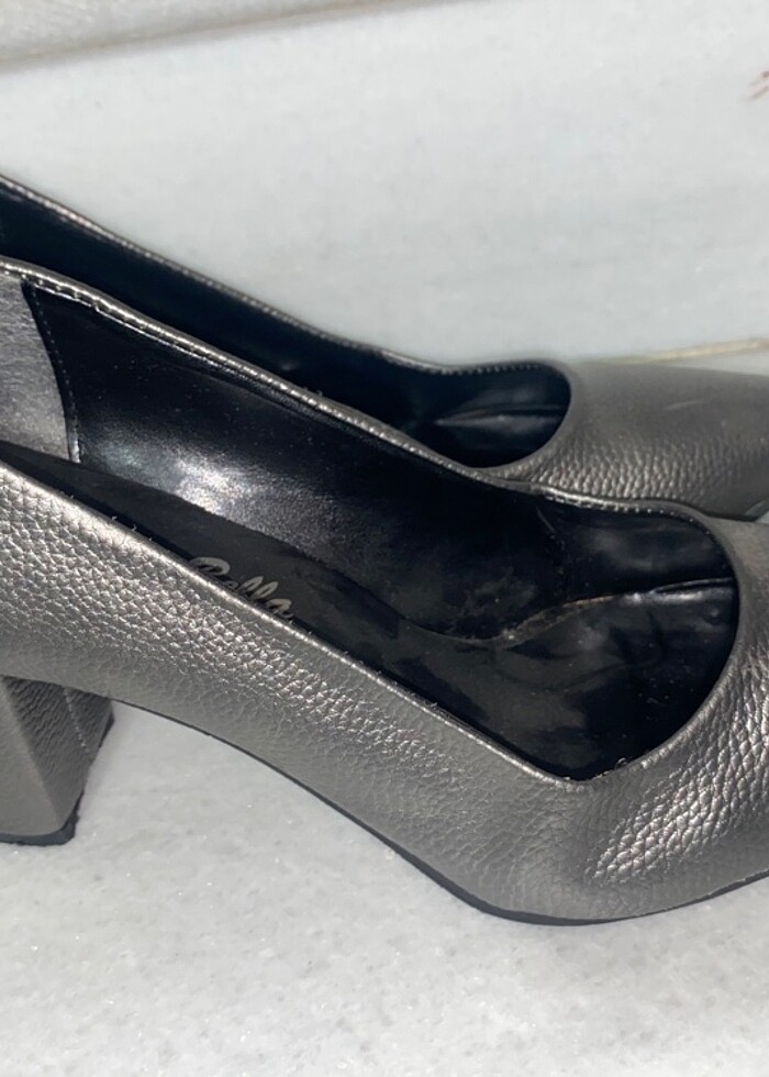 Gri topuklu ayakkabı ve çanta kombinasyonu - Görsel 2