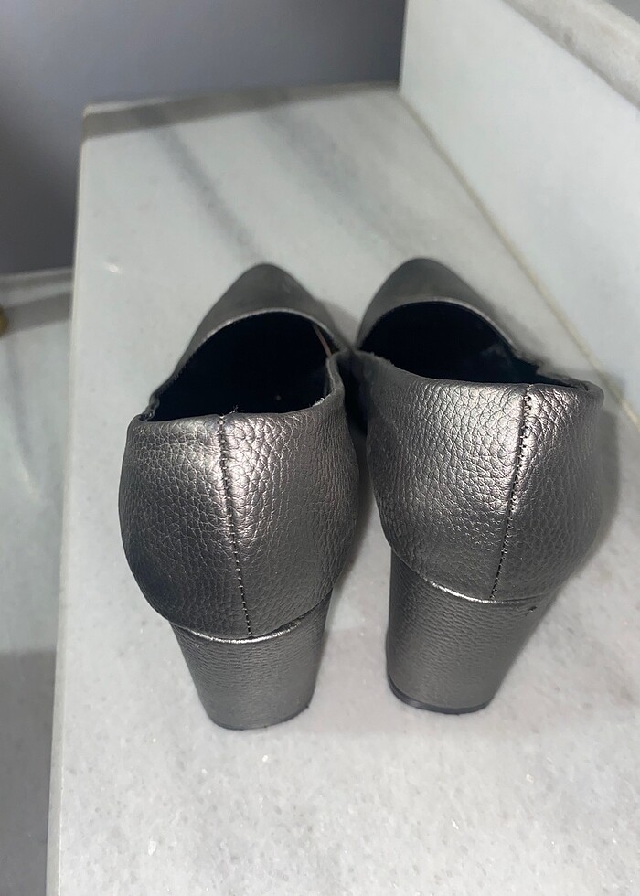 Gri topuklu ayakkabı ve çanta kombinasyonu - Görsel 3