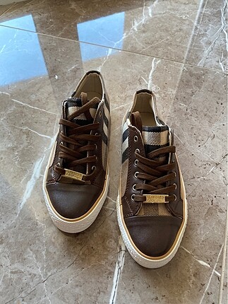 YENİ BURBERRY 37 numara