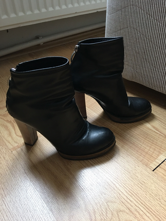 37 Beden siyah Renk Topuklu kısa siyah çizme