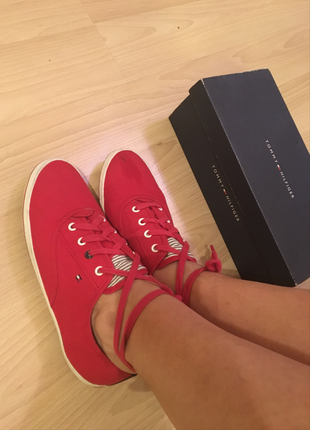 Kırmızı tommy hilfeger marka ayakkabı