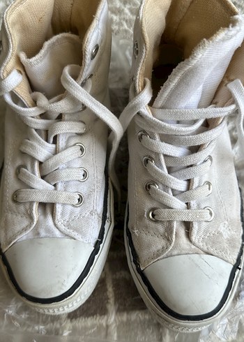Beyaz Converse