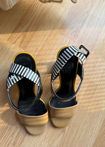 Bershka Siyah Beyaz Zebra Desenli Tokalı Blok Topuklu Sandalet