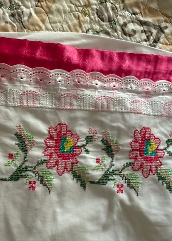 Nakışlı ve Dantelli Kumaş Parçası