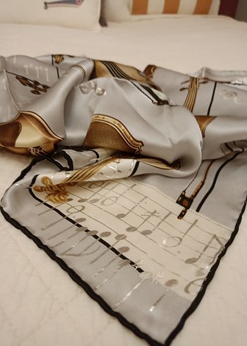 Altın Renkli Klasik Kadın İpek Fular - Görsel 3