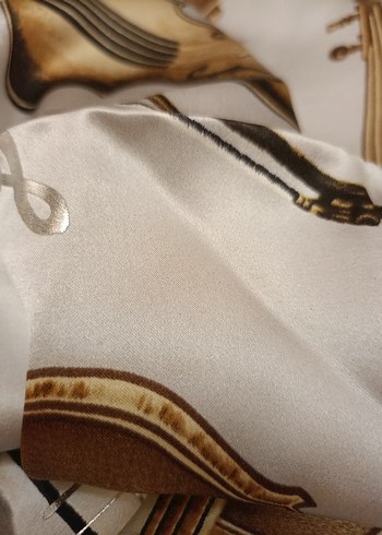 Altın Renkli Klasik Kadın İpek Fular - Görsel 4