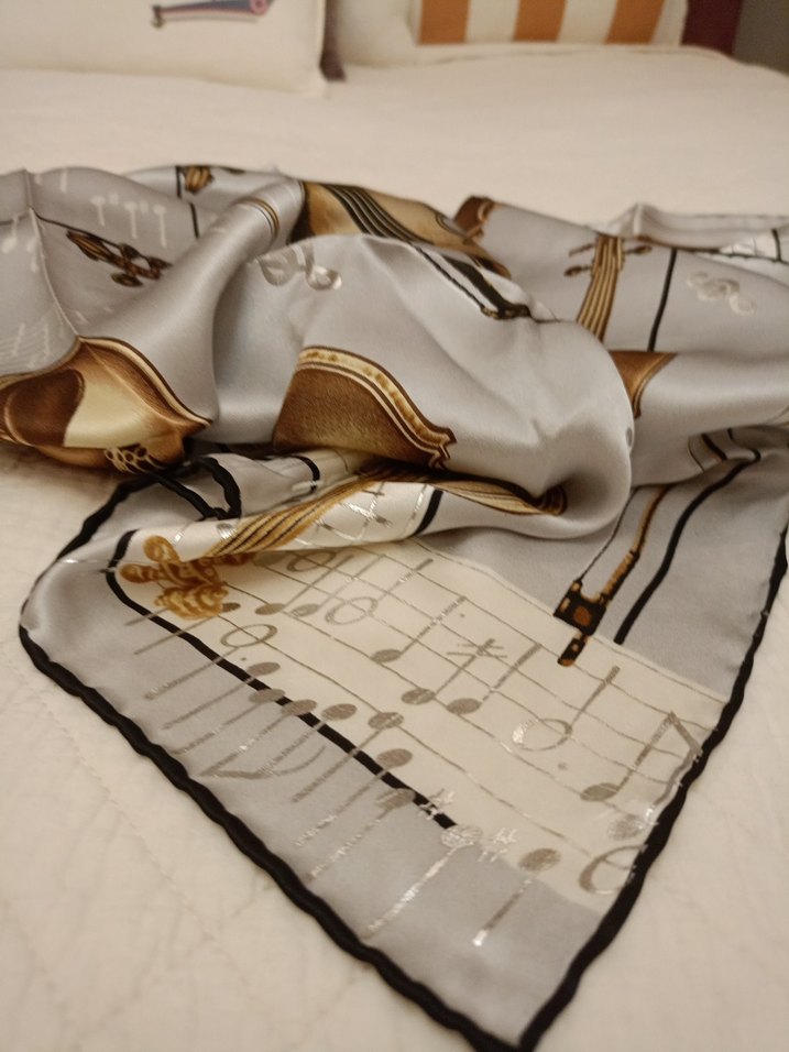 Altın Renkli Klasik Kadın İpek Fular - Görsel 3