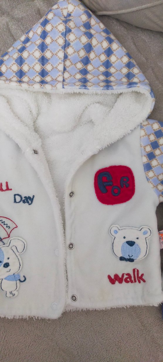 Kapüşonlu, düğmeli, nakışlı bebek takım - Görsel 4