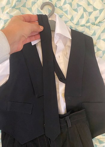 Çocuklar için Siyah Kolsuz Yelekli Beyaz Gömlek - Görsel 2