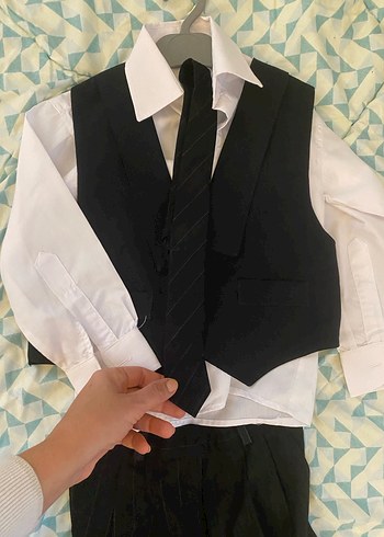 Çocuklar için Siyah Kolsuz Yelekli Beyaz Gömlek - Görsel 3