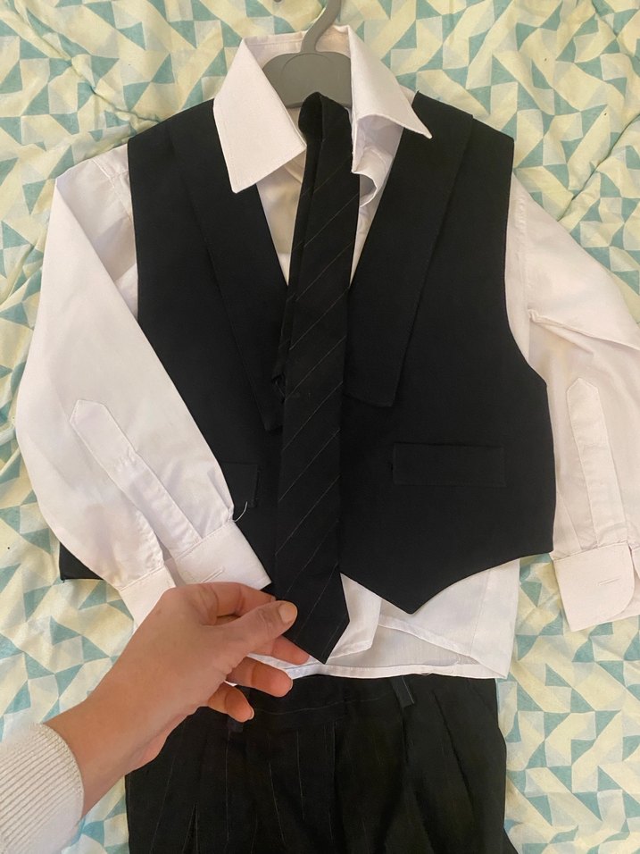 Çocuklar için Siyah Kolsuz Yelekli Beyaz Gömlek - Görsel 3