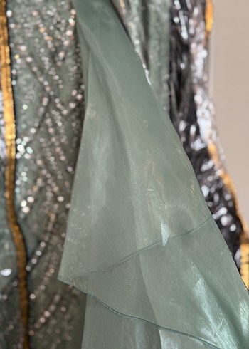 Uzun Drapeli Altın Renkli Kadın Abiye Nişan - Görsel 4