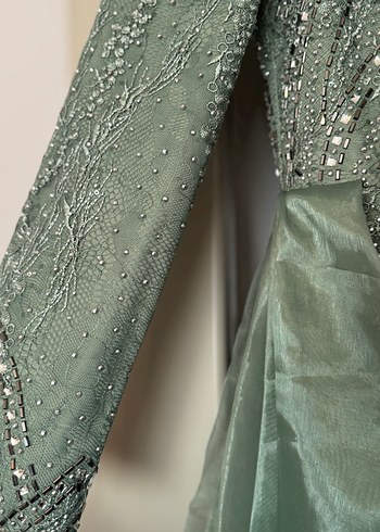 Uzun Drapeli Altın Renkli Kadın Abiye Nişan - Görsel 8