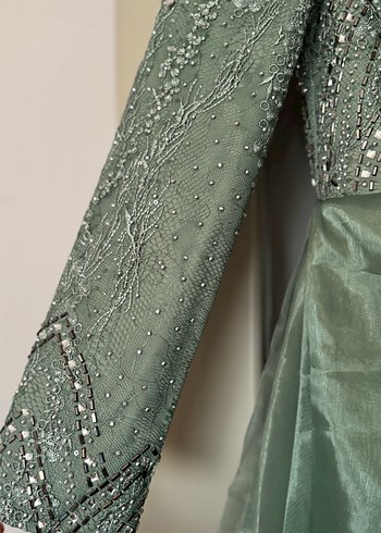 Uzun Drapeli Altın Renkli Kadın Abiye Nişan - Görsel 7