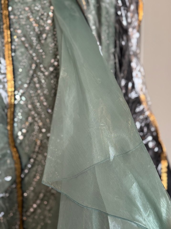 Uzun Drapeli Altın Renkli Kadın Abiye Nişan - Görsel 4