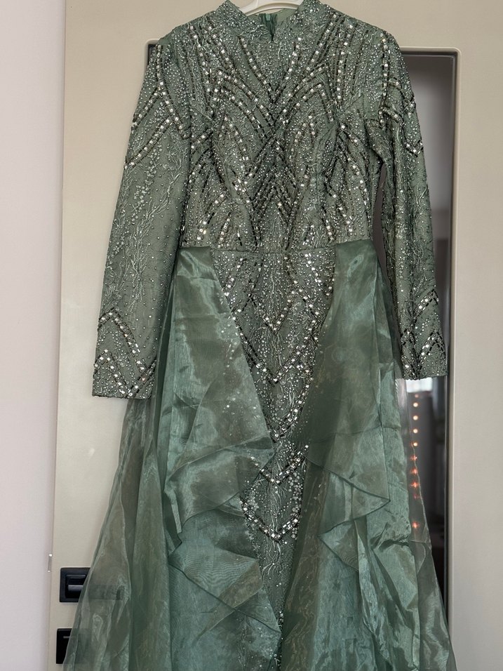 Uzun Drapeli Altın Renkli Kadın Abiye Nişan - Görsel 2