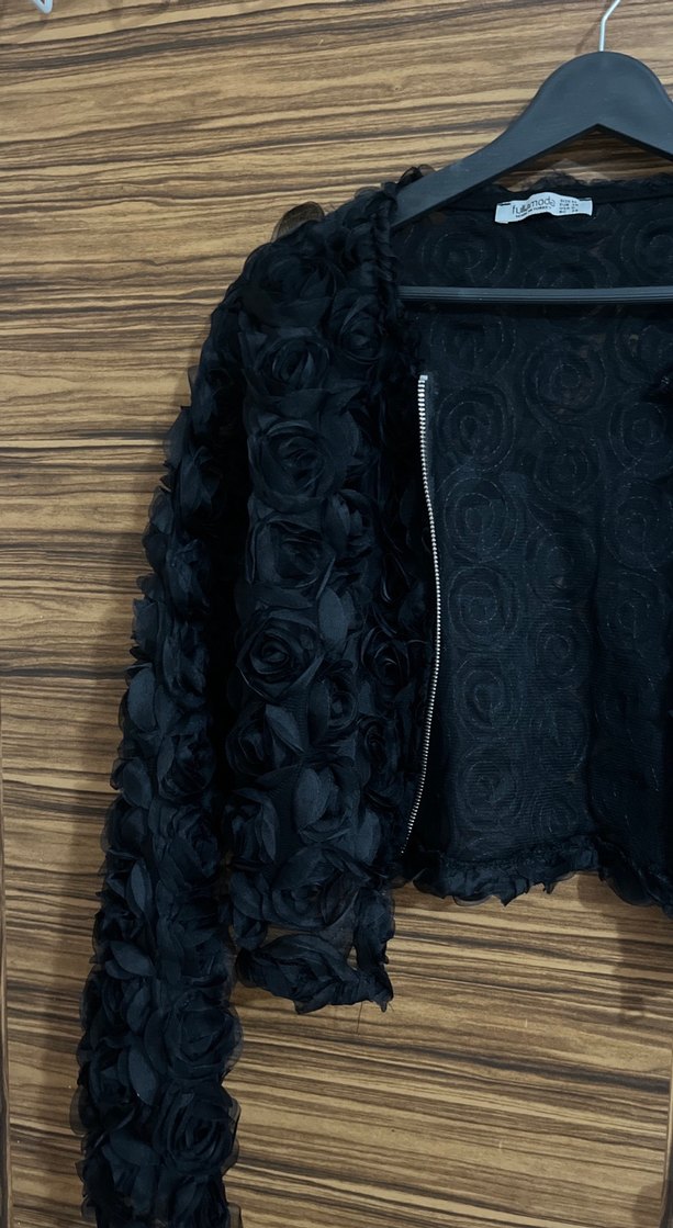 Siyah Nakışlı Fırfırlı Kısa Goth Ceket - Görsel 2