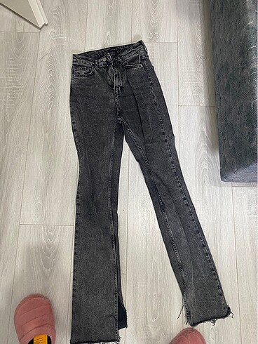 Trendyol & Milla Antrasit yırtmaçlı jean