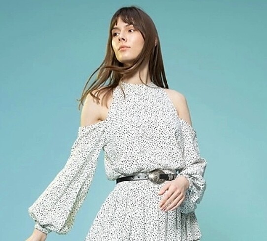 Selma Çiçek Omzu Açık Bluz