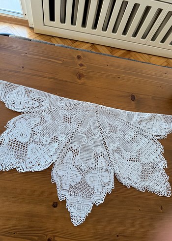 Beden El Yapımı Çeyizlik Dantel Masa Örtüsü