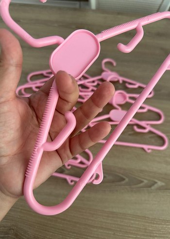 Beden Renkli Pembe Plastik Askılar