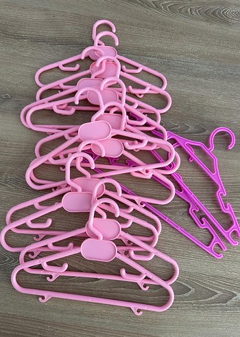 Renkli Pembe Plastik Askılar