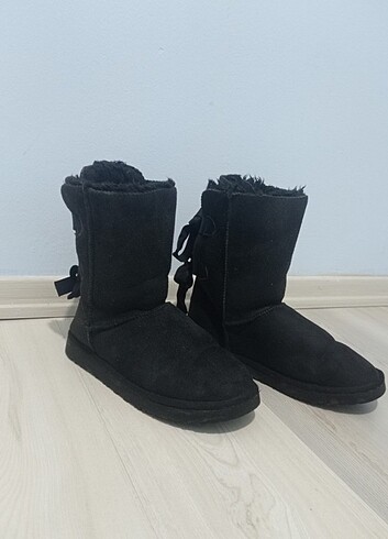 38 Beden Arkası kurdaleli UGG 