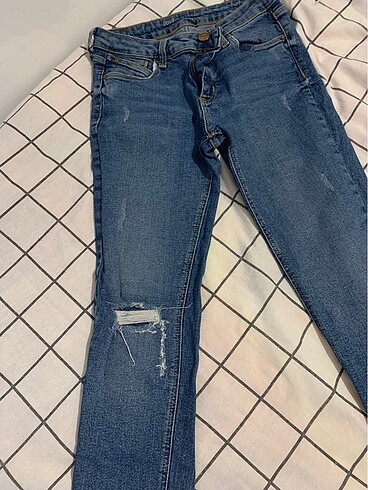 36 Beden Loft Yırtık Detaylı Jean