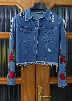 Mavi jean çiçek nakışlı crop ceket