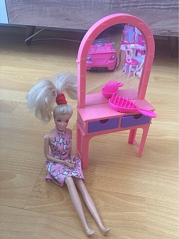 Makyajmasası ve original Barbie