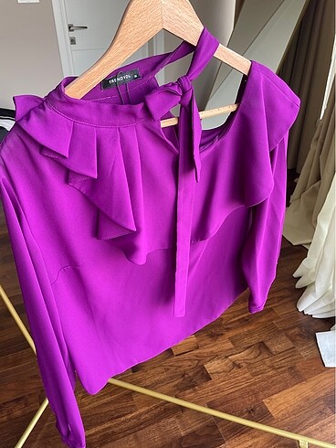 Mor yakasında pencere detaylı bluz