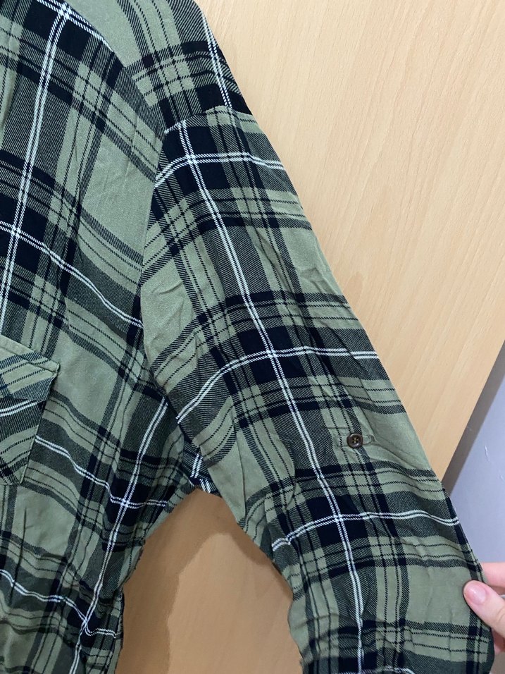 Düğmeli Uzun Kollu Yeşil Gömlek - Görsel 3