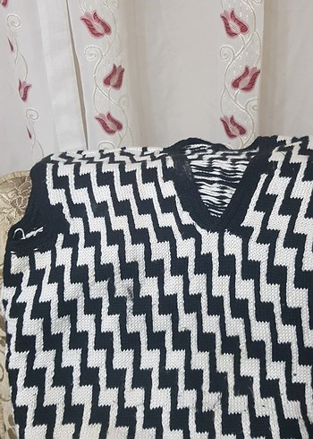 Siyah Beyaz Zebralı V Yaka Triko Süveter - Görsel 3