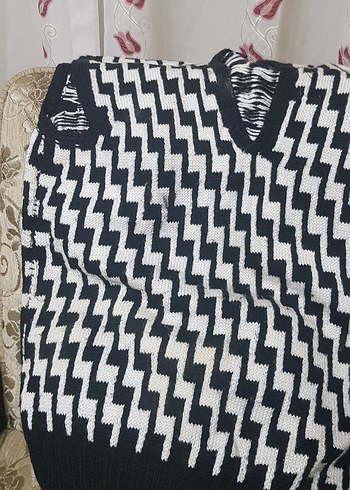 Siyah Beyaz Zebralı V Yaka Triko Süveter - Görsel 2