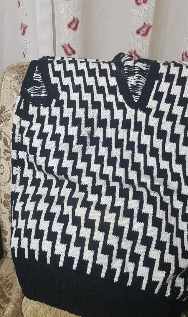 Siyah Beyaz Zebralı V Yaka Triko Süveter - Görsel 2