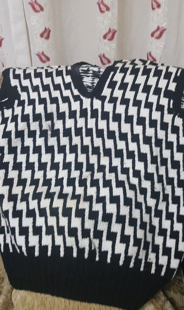 Siyah Beyaz Zebralı V Yaka Triko Süveter - Görsel 4