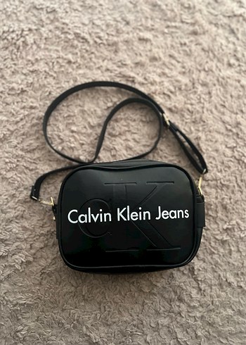 Calvin Klein Siyah Deri Kadın Çapraz Çanta - Görsel 3